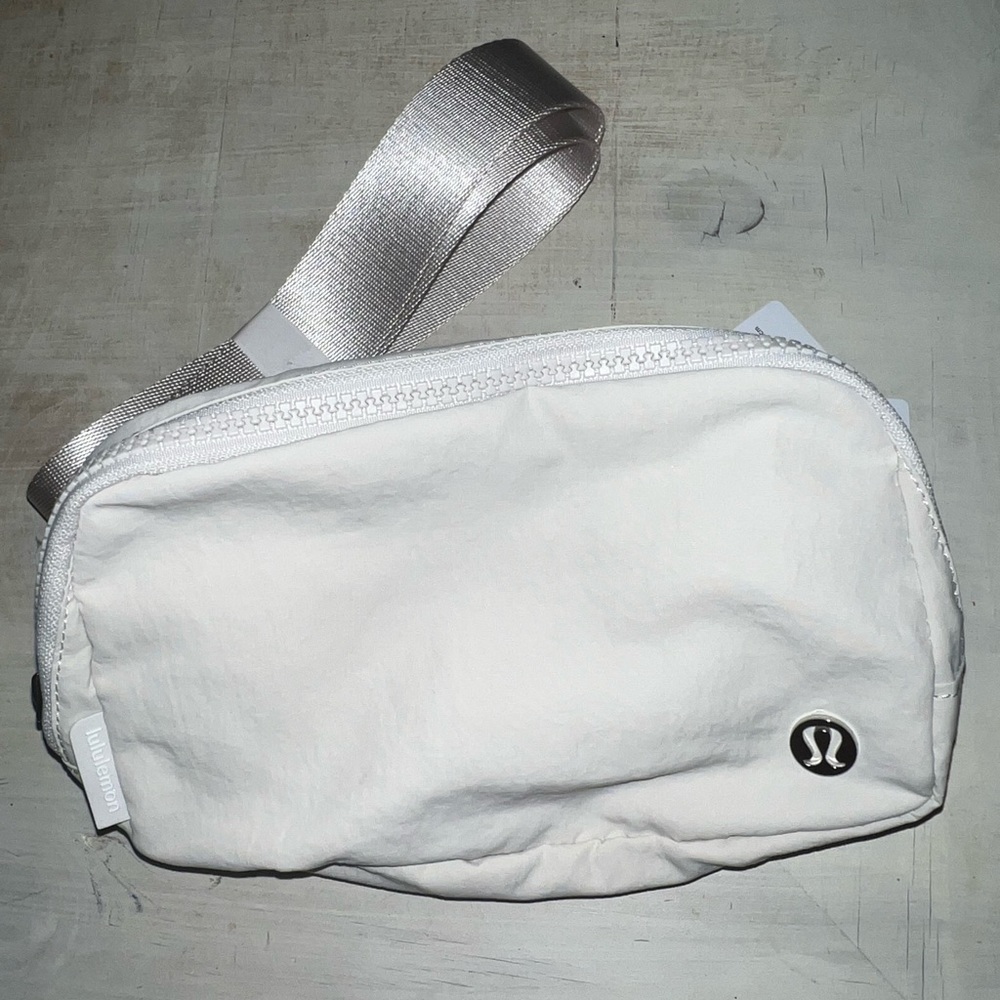 Lululemon everywhere belt bag